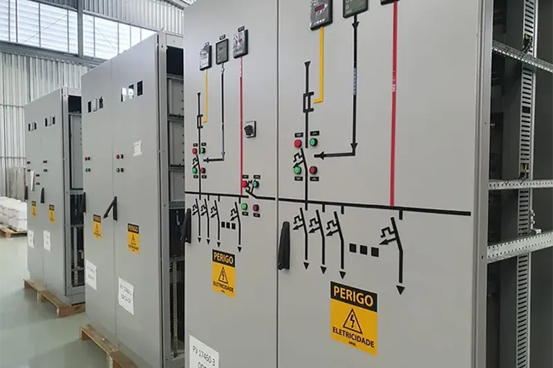 Znaczenie paneli elektrycznych AC/DC dla sprawności i niezawodności systemów elektrycznych